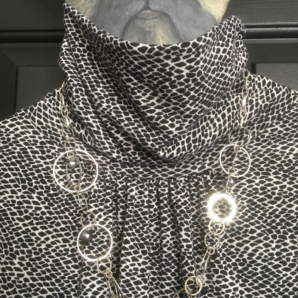1x Due per Due black & cream turtle neck top